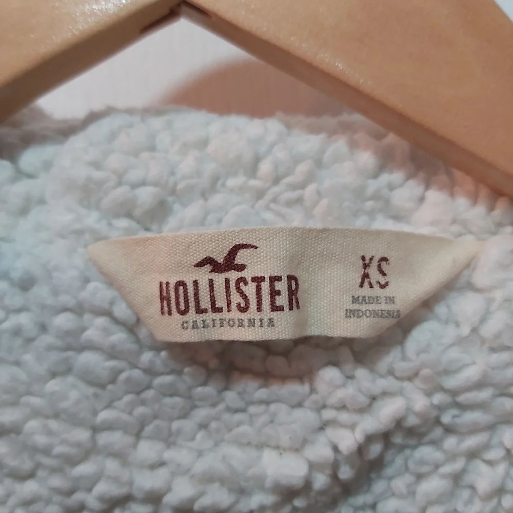 Hollister Sherpa Lined Quilted Puffer Vest. Size: XS, Color: Blue - Picture 4 of 8